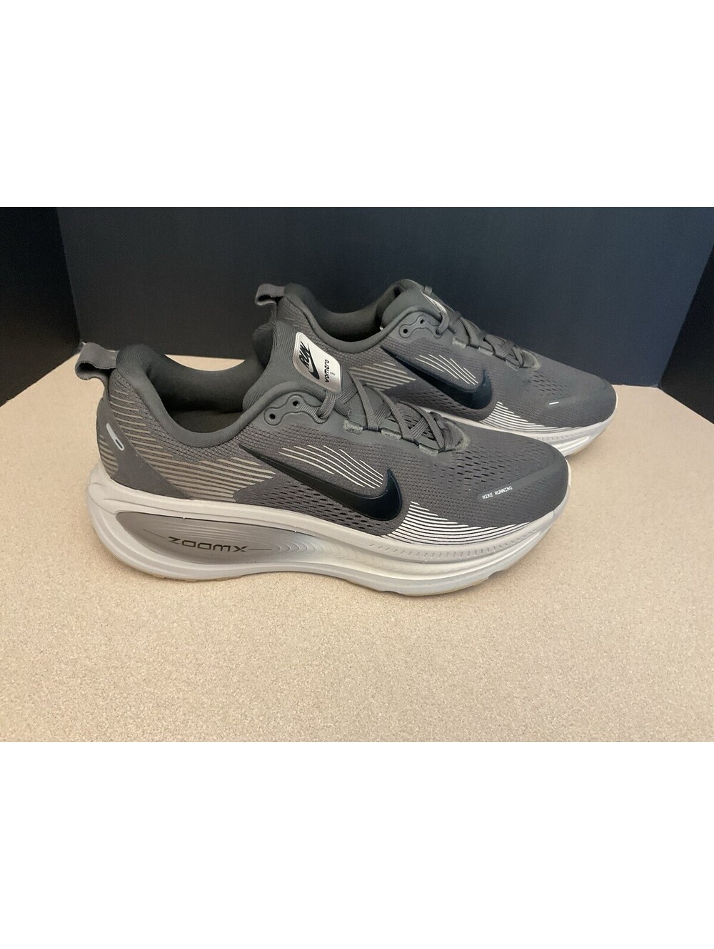 New! Mens Nike Zoom Vomero 18 “Medium Ash/Grey/Pale Ivory/ Shoes. Size 10. Nice!